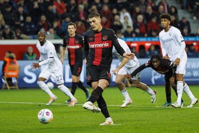 El jugador checo Patrik Schick anota el primer de sus tres goles para el Bayer Leverkusen ante el Bochum.