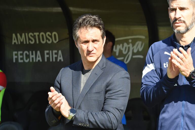 El director técnico de la Selección de Paraguay, Guillermo Barros Schelotto, es visto durante un partido amistoso contra la Selección de Nicaragua, hoy en el Estadio Defensores del Chaco en Asunción (Paraguay).