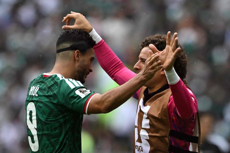 El delantero de México Raúl Jiménez celebra tras anotar el segundo gol de su equipo junto a su compañero, el arquero Guillermo Ochoa, durante el partido de fútbol del Grupo A de la Copa del Mundo 2026 entre México y Sudáfrica en el Estadio de la Ciudad de México, en la Ciudad de México.