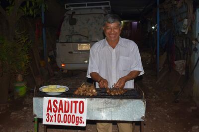 Don Enrique Hugo Báez Pereira (63), conocido vendedor de asaditos de Villarrica.