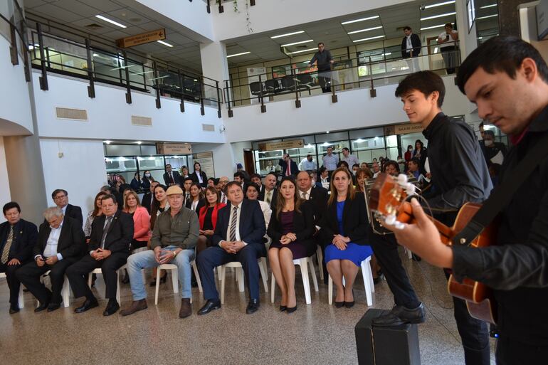 Integrantes del conservatorio Ha Che Valle ofrecieron momento artístico en el palacio de Justicia de Misiones. Fue al inicio del acto de habilitación de Registros Públicos.