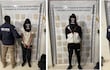 Dos agentes de policía junto a un detenido en la comisaría, el hombre esposado lleva camiseta blanca y pantalones oscuros.