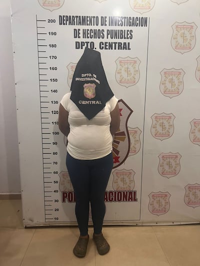 Detuvieron a una mujer con 8 órdenes de captura y 11 antecedentes. Fue identificada como Nilda Fleitas. Según los investigadores, utilizaba paraguas para evadir las cámaras de seguridad.