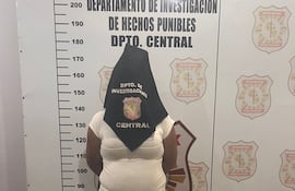 Detuvieron a una mujer con 8 órdenes de captura y 11 antecedentes. Fue identificada como Nilda Fleitas. Según los investigadores, utilizaba paraguas para evadir las cámaras de seguridad.
