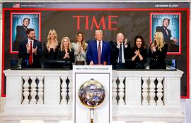 Fotografía tomada de la cuenta en X de la Bolsa de Valores de Nueva York (NYSE) del presidente electo de los Estados Unidos, Donald Trump (c), en la apertura de la bolsa hoy, en Nueva York (EE.UU.).