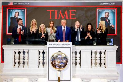 Fotografía tomada de la cuenta en X de la Bolsa de Valores de Nueva York (NYSE) del presidente electo de los Estados Unidos, Donald Trump (c), en la apertura de la bolsa hoy, en Nueva York (EE.UU.).