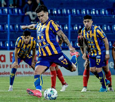 Bombazo y adentro. Brahian Ayala marcó el gol del empate del Sportivo Luqueño contra Atlético Tembetary 1-1. Palpitan Lautaro Comas y Santiago Ocampos.