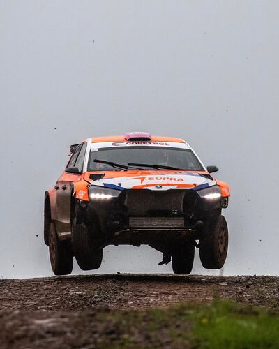 Espectacular salto del Škoda Fabia RS Rally2, al mando de Agustín Alonso y Edgardo Galindo.