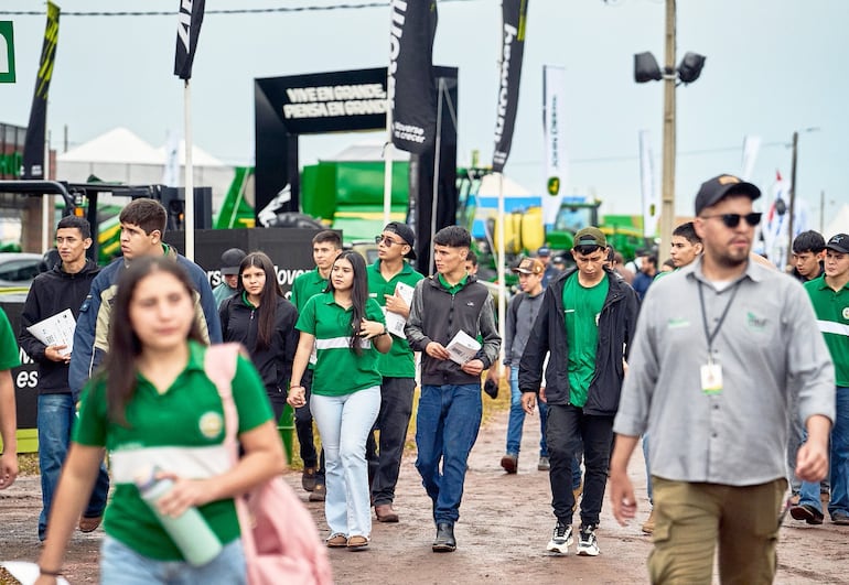 Mucho público asiste a la feria, donde se exhibe  el sector agroindustrial.