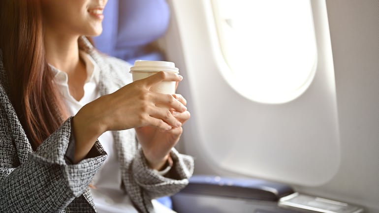Café en el avión.
