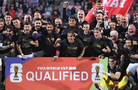 Jugadores, oficiales y sus familiares croatas celebran la clasificación de su equipo para la Copa del Mundo al final del partido de fútbol del Grupo L de la zona europea de clasificación para la Copa del Mundo de 2026 entre Croacia e Islas Feroe en el Stadion HNK en Rijeka.