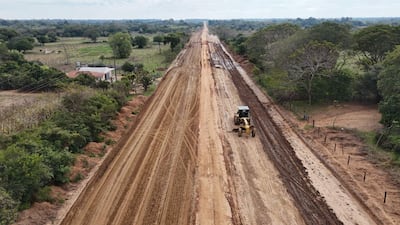 Motoniveladora trabajando en un camino de tierra en la zona de Ñeembucú.