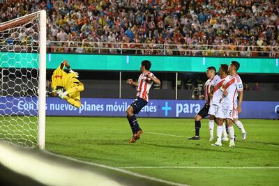Pedro Gallese, de Perú, salva una de las jugadas de peligro que generó Paraguay en el primer tiempo.
