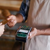 Pago con pos con tarjeta de crédito.