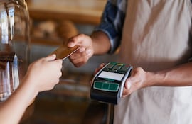 Pago con pos con tarjeta de crédito.