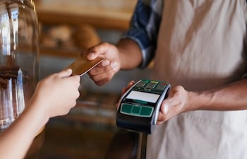 Pago con pos con tarjeta de crédito.