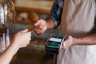 Pago con pos con tarjeta de crédito.