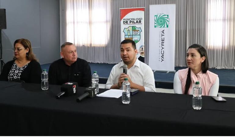 El intendente de Pilar Fernando Ramírez (de camisa blanca) el gobernador de Ñeembucú, Víctor Hugo Fornerón (camisa negro) la concejal municipal Manuela González (derecha) y la coordinadora social de la EBY Leticia Velazco (izq.)durante la conferencia de prensa, en donde dieron a conocer el calendario de actividades por los 247 años de la ciudad de Pilar.
