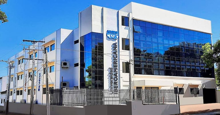Fachada del edificio de la Universidad Interamericana, con logo visible y cielo despejado.