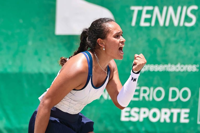 Festejo de la paraguaya Leyla que logró su primer título profesional.