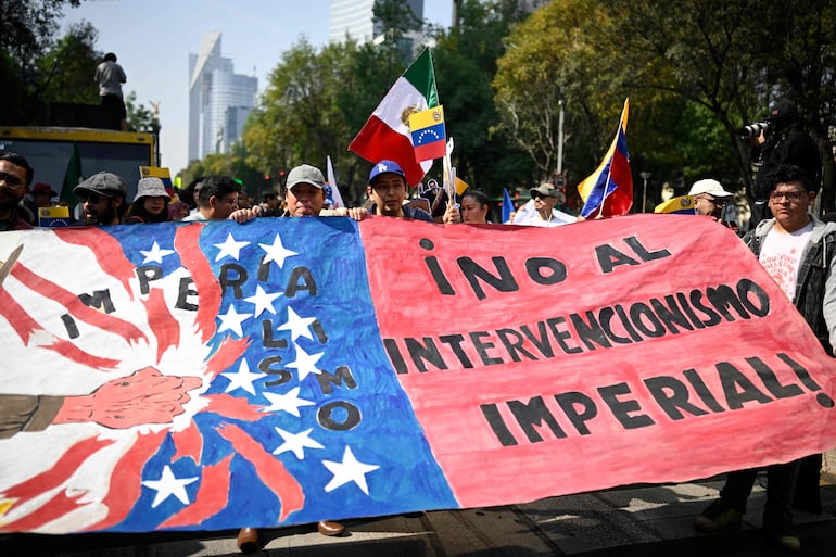 Marcha contra el intervencionismo de Estados Unidos en México.