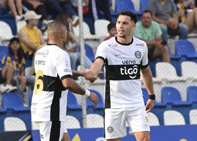 Carlos Sebastián Ferreira (d) y Richard Ortiz, jugadores de Olimpia, festejan un gol en el partido frente a Sportivo Luqueño por la fecha 21 del torneo Clausura 2025 de la Primera División de Paraguay en el estadio Luis Salinas, en Itauguá, Paraguay.