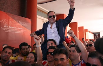 El aspirante a la intendencia de Asunción, Arnaldo Samaniego (c), reacciona durante la inscripción de se candidatura este lunes, en la sede de la Asociación Nacional Republicana, en Asunción.