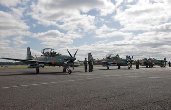 AME9903. LUQUE (PARAGUAY), 30/06/2025.- Fotografía de aviones de defensa AT-29 Súper Tucano durante la Primera Brigada Aérea de la Fuerza Aérea Paraguaya, este lunes en Luque (Paraguay). EFE/ Juan Pablo Pino