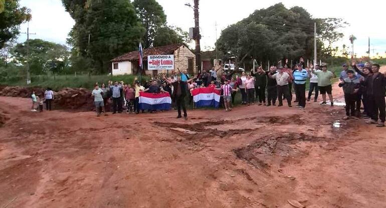 Habitantes de la Compañía Tajy Loma en Carapeguá, exigen a Santiago Peña 3 kilómetros de empedrado