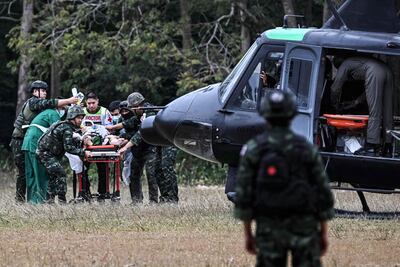 Una persona herida es llevada a un helicóptero militar en la provincia tailandesa de Surin, cerca de la frontera con Camboya.