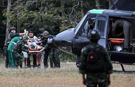 Una persona herida es llevada a un helicóptero militar en la provincia tailandesa de Surin, cerca de la frontera con Camboya.