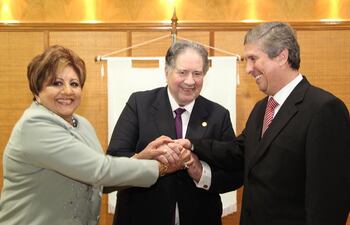 maria-elena-wapenka-alberto-ramirez-zambonini-y-jaime-bestard-miembros-del-tribunal-superior-de-justicia-electoral-tsje-el-co-214425000000-1360817.jpg