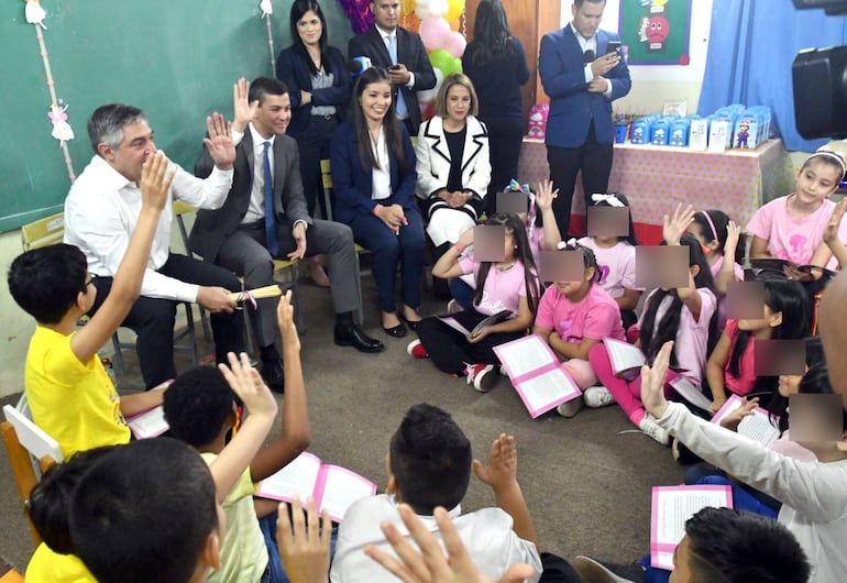 Itaipú: veloz adjudicación en cuestionada licitación de libros por US$ 7,3 millones