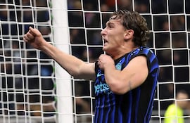 El jugador del Inter de Milán, Francesco Pio Esposito, celebra tras anotar el gol del 1-0 durante el partido de fútbol de la Serie A italiana entre el Inter y el Lecce en el estadio Giuseppe Meazza de Milán, Italia.