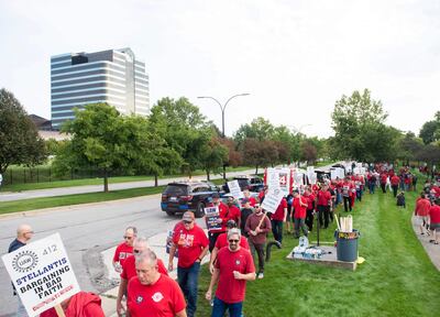 Miembros del sindicato United Auto Workers (UAW) realizan un piquete de práctica frente a la sede de Stellantis en Auburn Hills, Michigan.