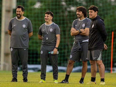 El argentino Pablo Sánchez (i), entrenador de Olimpia, observa una práctica del plantel en la Villa Olimpia, en Fernando de la Mora, Paraguay.