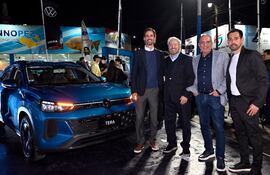 Directivos de Diesa presentaron el nuevo Volkswagen Tera.