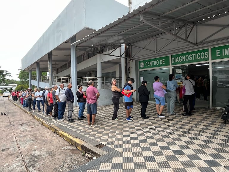 Fila para agendar turno en IPS