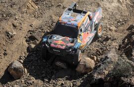 El norteamericano Seth Quintero, navegado por el alemán Dennis Zenz en la camioneta Toyota GR DKR Hilux #204, pasa un sector bastante exigente con piedras, ayer.