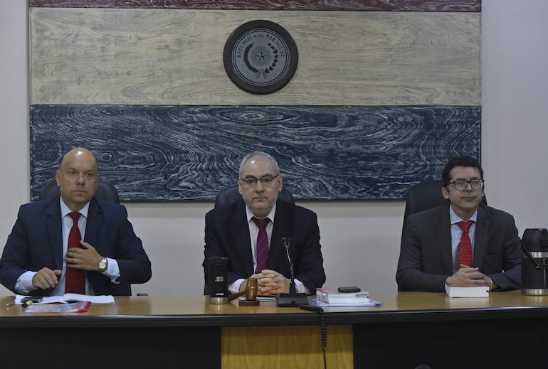Tribunal de sentencia integrado por los jueces Carlos Hermosilla (izq.), Fabián Escobar (presidente) y Juan Pablo Mendoza.