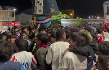 Festejaron el triunfo de la Albirroja frente a la escultura de la Virgen de Caacupé.