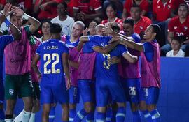 Oscar Acevedo de Nicaragua celebra una anotación hoy, durante un partido amistoso entre las selecciones de Panamá y Nicaragua, en el estadio Universitario en Llano Marín, en la cuidad de Penonomé (Panamá).
