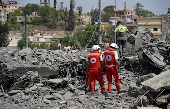 Rescatistas trabajan en el sitio de un bombardeo israelí en Deir Zahrani, Líbano.