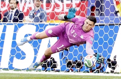 El portero Orlando Gill de Paraguay ataja el penalti de Nick Woltemade de Alemania durante la tanda de penaltis del partido de dieciseisavos de final de la Copa Mundial de la FIFA 2026 entre Alemania y Paraguay, en Boston, EE. UU..