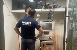 Así quedó el cajero automático del BNF luego de que delincuentes lo intentaron robar.