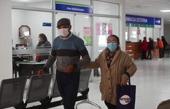 Pese al frío, jubilados y pensionados del Instituto de Previsión Social (IPS) acudieron a realizar la validación presencial de la fe de vida en el Hospital 12 de Junio, el lunes 26 de agosto.