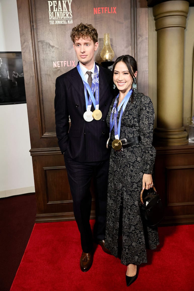Evan Bates y Madison Chock, juntitos en la premier de "Peaky Blinders: The Immortal Man" en el DGA Theater de Nueva York. (Theo Wargo/Getty Images/AFP)
