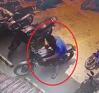 Captura del momento del robo de la motocicleta.