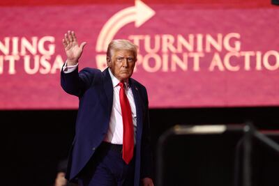 El presidente de Estados Unidos, Donald Trump, reacciona tras hablar en el servicio conmemorativo público del activista de derecha Charlie Kirk en el estadio State Farm en Glendale, Arizona.