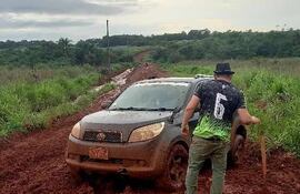 Una camioneta empantanada por el mal estado del camino.